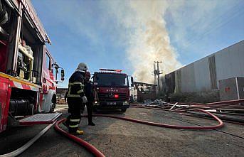 Düzce'de fabrikada çıkan yangına müdahale ediliyor