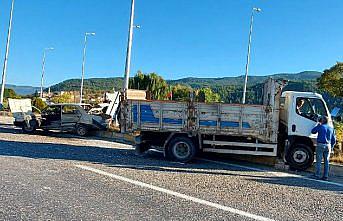 Karabük'te kamyonetle otomobilin çarpıştığı kazada 3 kişi yaralandı