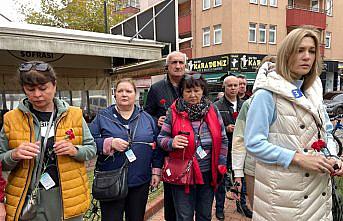 Rus turistler, patlamada hayatını kaybeden madencileri andı