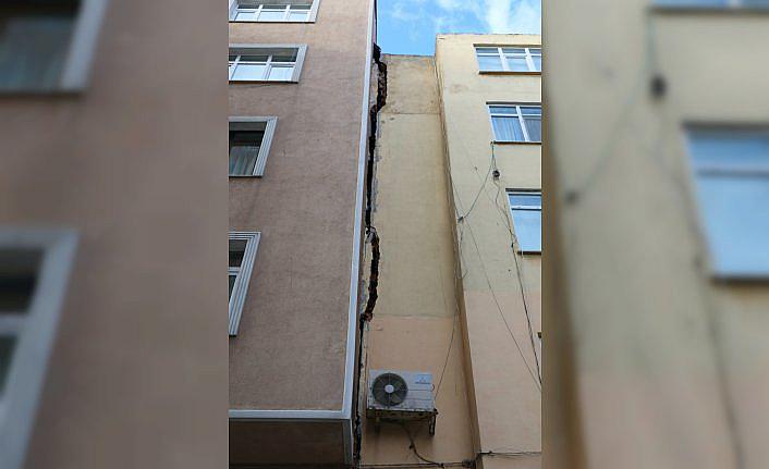 Sinop'ta duvarlarında geniş çatlaklar oluşan apartman kontrollü yıkılacak