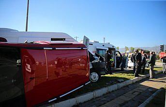 Tokat'ta yolcu minibüsü ile çarpışan kamyonet devrildi