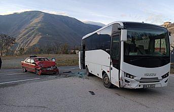 Artvin'de otomobil ile otobüsün çarpıştığı kazada 3 kişi yaralandı