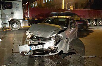 Bafra'da otomobille çarpışan hafif ticari araç sürücüsü yaralandı
