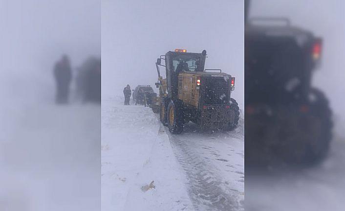 Bayburt'ta kar nedeniyle yolda mahsur kalan sürücü kurtarıldı