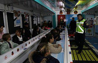 Bayburt'ta öğrencilere “Mobil Trafik Eğitim Tırı“nda eğitim verildi