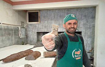 Beş un çeşidiyle 10 kilogramlık “balina ekmeği“ yapıyor