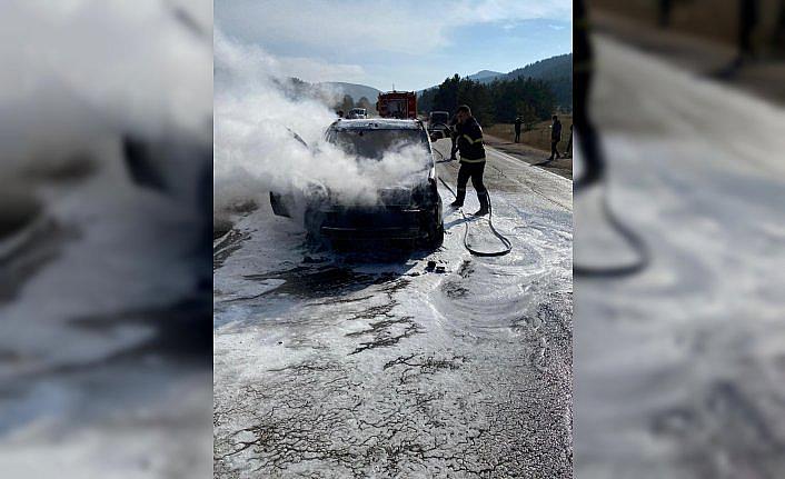 Bolu'da seyir halindeyken yanan hafif ticari araç kullanılamaz hale geldi