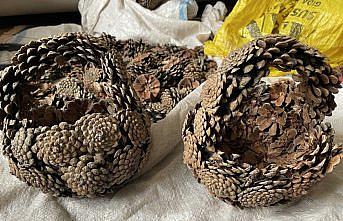 Çam kozalaklarını 15 yıldır hediyelik sepete dönüştürüyor