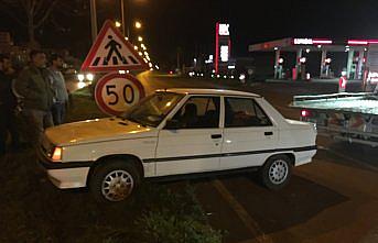 Çarşamba'da refüjdeki işaret levhasına çarpan otomobilin sürücüsü yaralandı