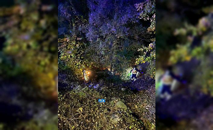 Cenazeye gidenlerin bulunduğu otomobil dereye devrildi, 3 kişi yaralandı