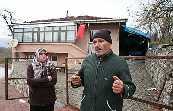 Çocuklarını büyüttükleri evin yıkılacak olmasının üzüntüsünü yaşıyorlar