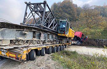 Düzce'de ağaca çarpan vinç yüklü tırın sürücüsü yaralandı