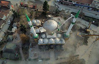 Düzce'de depremde ağır hasar gören cami yıkıldı