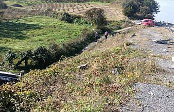 Düzce'de şarampole devrilen otomobildeki 3 kişi ağır yaralandı