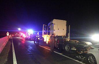 Düzce'de tıra çarpan otomobilin sürücüsü ağır yaralandı