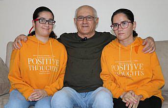 Engelli iki kızına hem annelik hem babalık yapıyor