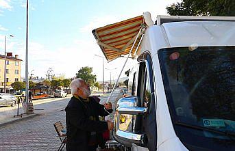 Gezgin yazar kitaplarını okurun ayağına götürüyor