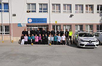 Gümüşhacıköy'de öğrenciler ile polisler voleybol maçı yaptı