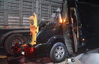 GÜNCELLEME - Amasya’da tiyatrocuları taşıyan minibüsle kamyonun çarpıştığı kazada 3 kişi öldü, 8 kişi yaralandı