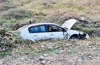 Karabük'te şarampole devrilen otomobildeki 2 kişi yaralandı