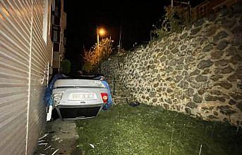 Karabük'te sitenin bahçesine düşen otomobildeki anne ve 2 çocuğu yaralandı