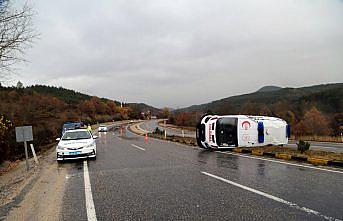 Kastamonu'da devrilen ambulanstaki 3 sağlık personeli yaralandı