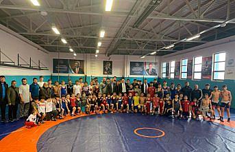 Kaymakam Seyhan'dan antrenman yapan minik güreşçilere ziyaret