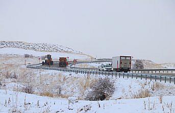 Kop Dağı Geçidi'nde kar ve sis etkili oluyor