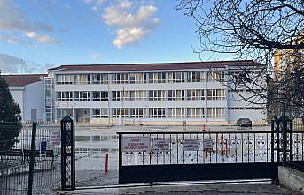 Okuldan uzaklaştırılan lise öğrencisi müdür yardımcısını bıçakla yaraladı