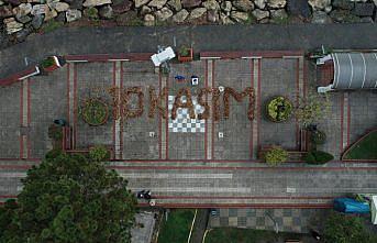 Ordu'da temizlik işçileri sonbahar yapraklarıyla “10 Kasım“ yazdı