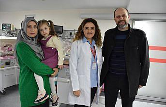 Prematüre bebeklerinin tedavisini üstlenen sağlıkçılarla aile gibi oldular