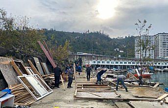 Rize'de kaçak inşa edilen 8 balıkçı barakası yıkıldı