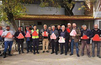 Samsun'da jandarma ekipleri traktör sürücülerine reflektör dağıttı