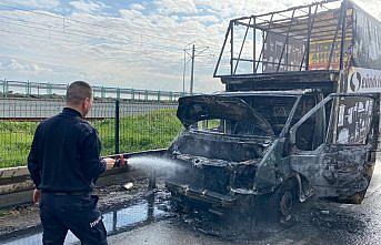 Samsun'da mobilya yüklü kamyonet yandı