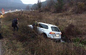 Şarampole devrilen otomobilde sıkışan sürücü yaralandı