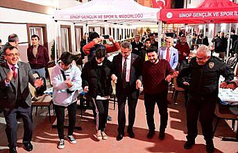 Sinop Valisi Karaömeroğlu öğrencilerle bilek güreşi yaptı, halay çekti