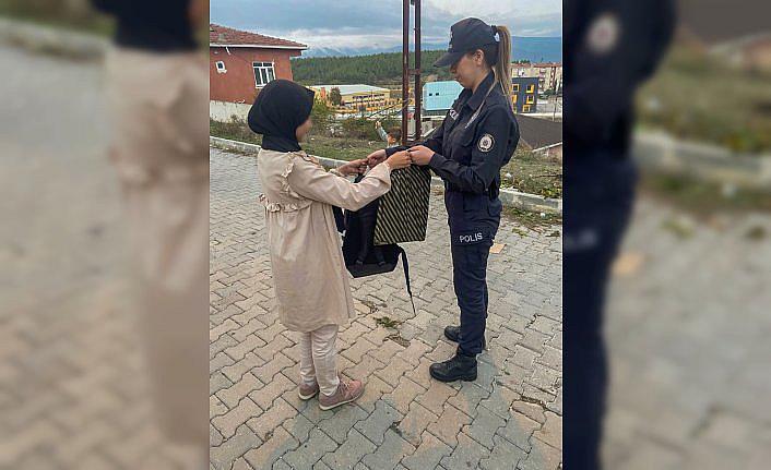 Sinop'ta polis öğrencilere kırtasiye desteğinde bulundu