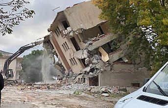 Sinop'ta yıkımı yapılan bina yana devrildi
