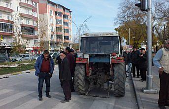 Turhal'da hasta taşıyan ambulansla traktör çarpıştı