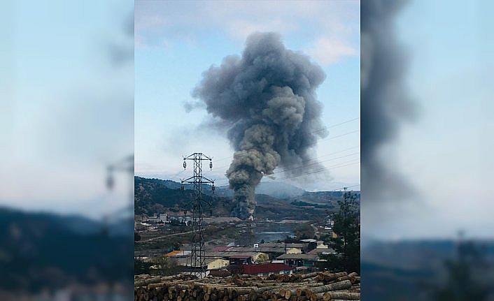 Amasya'da sunta fabrikasında çıkan yangına müdahale ediliyor