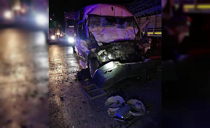Amasya'da tır ile çarpışan minibüsün sürücüsü yaralandı