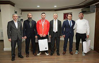 Artvin Valisi Doruk dünya üçüncüsü karateci Öz'ü ödüllendirdi