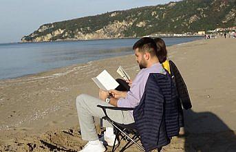 Bartın'da insanlar kış günü güneşin tadını sahilde çıkardı