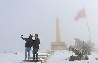 Bayburt'ta etkili olan sis sürücülere zor anlar yaşattı
