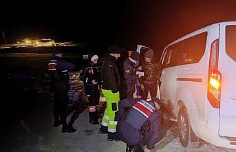 Bayburt'ta kar nedeniyle yolda mahsur kalan turistler kurtarıldı