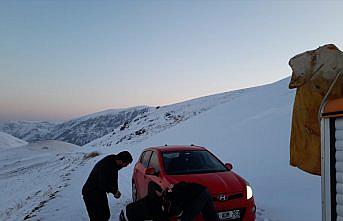 Bayburt'ta karda mahsur kalan 4 kişi kurtarıldı