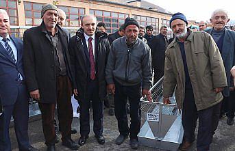 Bayburt'ta yetiştiricilere 691 koyun yemliği dağıtıldı