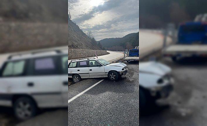 Bolu'da devrilen otomobildeki 2 kişi yaralandı