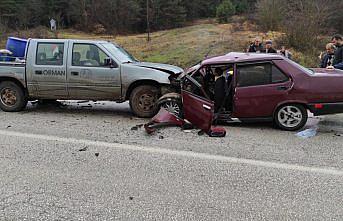 Bolu'da otomobil ile kamyonet çarpıştı, 5 kişi yaralandı
