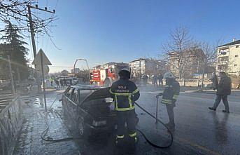 Bolu'da park halinde yangın çıkan otomobil kullanılamaz hale geldi